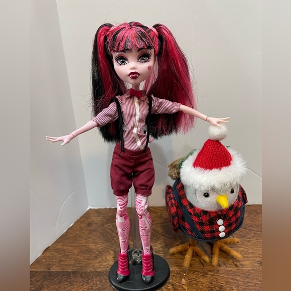 Monster High Draculaura Forbitten Love Doll In The Newspaper Club Outfit - Picture 12 of 16